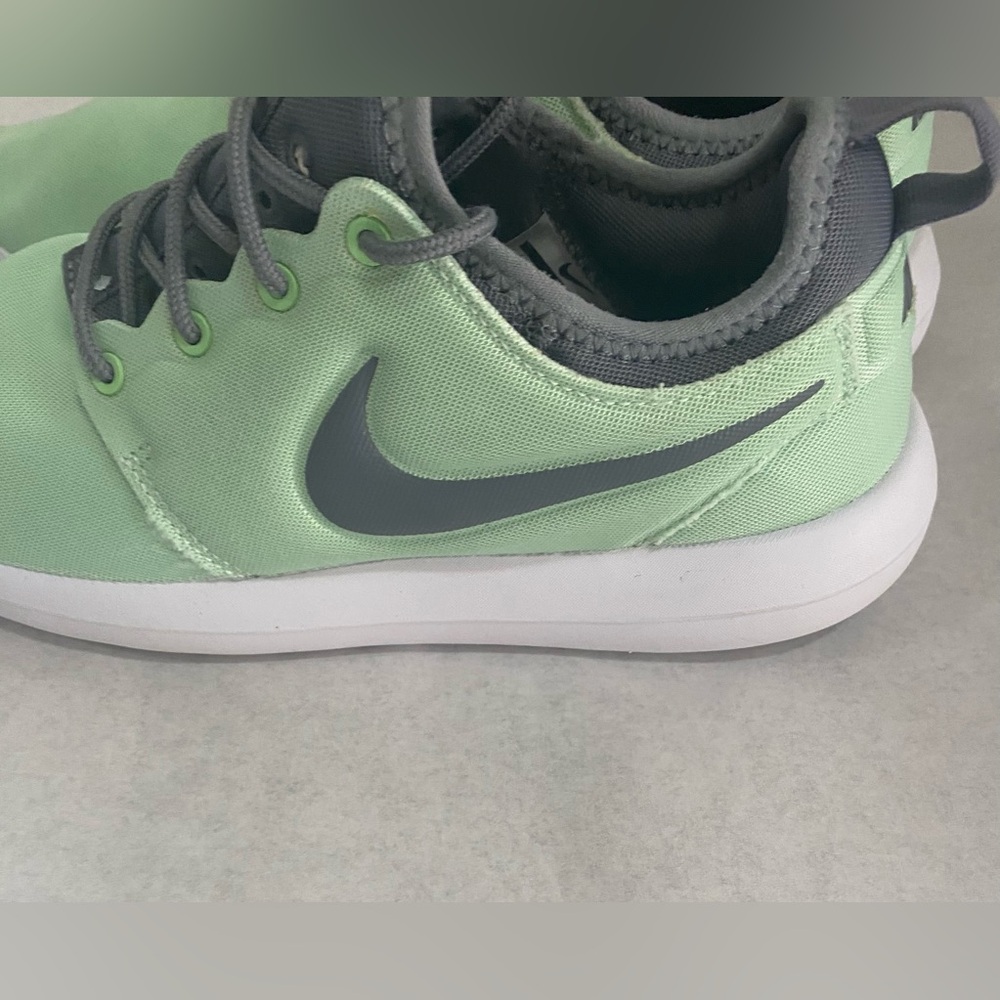 Nike Size 8 Roshe Two Athletic Green Gray Women's Sneaker Excellent Condition - Picture 2 of 13
